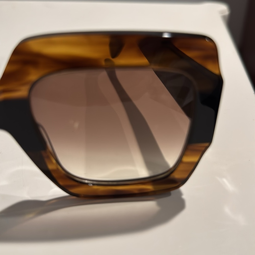Gucci Brown Oversized Square Sunglasses with Tortoiseshell Pattern - Picture 6 of 8